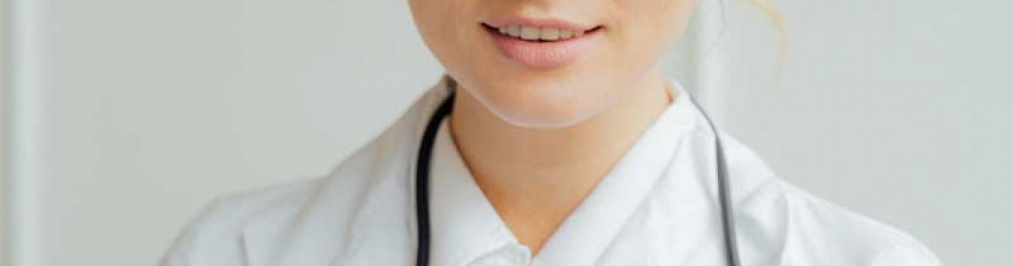 Kadın Doktor Üniforması Kadın Doktor Üniforması